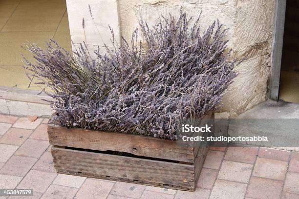 Caixa De Madeira Com Lavanda - Fotografias de stock e mais imagens de Alimento Básico - Alimento Básico, Aromaterapia, Azul