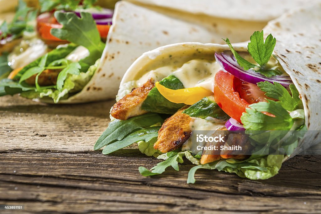 Primer plano de un sabroso kebab de pollo con verduras y - Foto de stock de Alimento libre de derechos