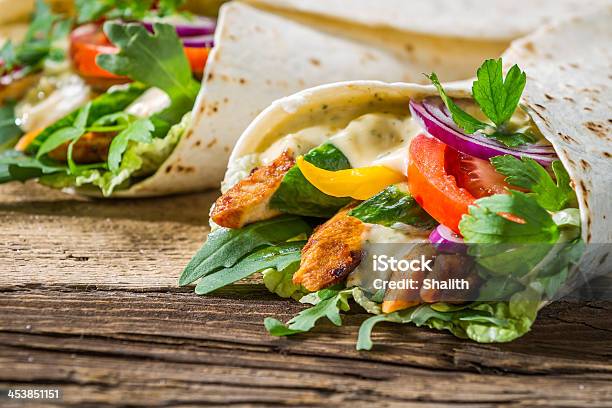 Primer Plano De Un Sabroso Kebab De Pollo Con Verduras Y Foto de stock y más banco de imágenes de Alimento
