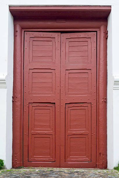 rouge porte d'entrée avant d'une maison résidentielle - doorstep door knocker door england photos et images de collection