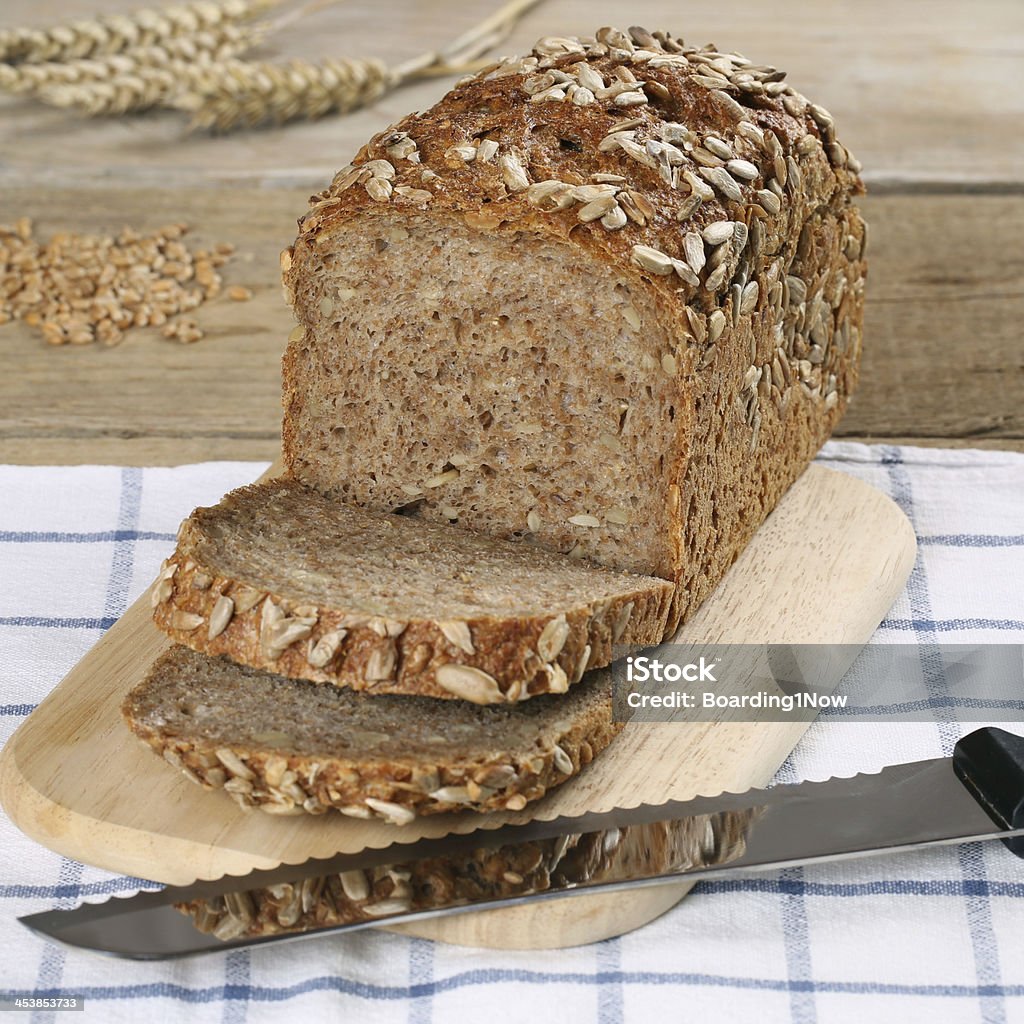 Vollkorn Brot auf einem Holz-board - Lizenzfrei Brotmesser Stock-Foto