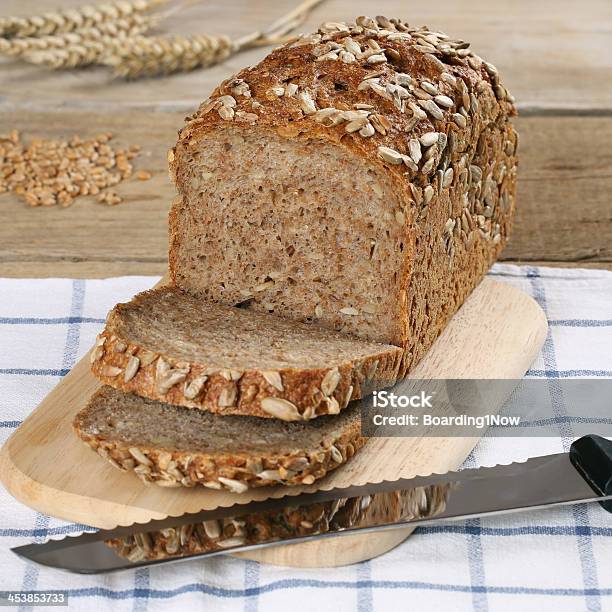 Vollkorn Brot Auf Einem Holzboard Stockfoto und mehr Bilder von Brotmesser - Brotmesser, Brotsorte, Bäckerei