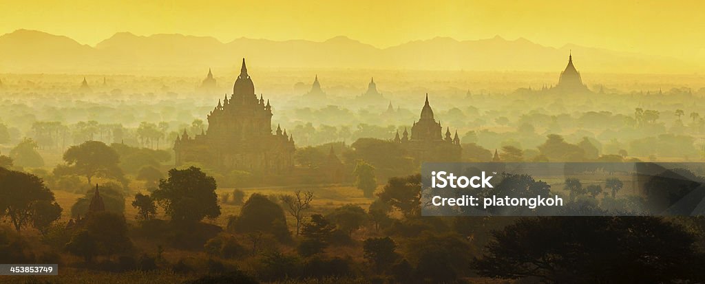 Lever du soleil sur les temples de Bagan - Photo de Architecture libre de droits