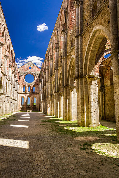 ruinen einer alten kirche in der toskana - san galgano stock-fotos und bilder