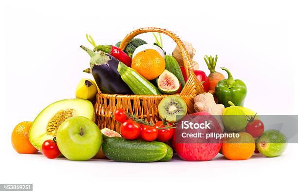Frescos De Frutas Y Verduras Orgánicas Foto de stock y más banco de imágenes de Agricultura - Agricultura, Alimento, Berenjena - Vegetal
