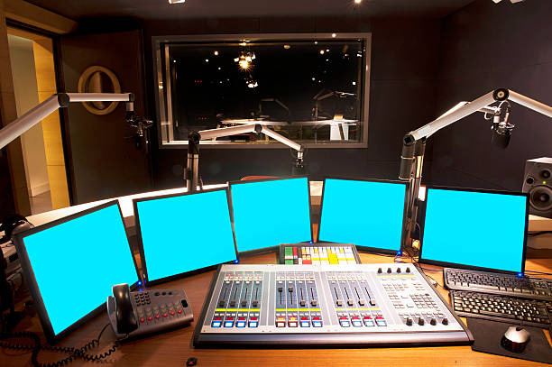 station de radio studio - faders photos et images de collection