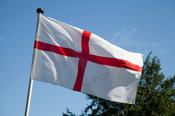 cross of st. george fliegen gegen den himmel - english flag st george flag st stock-fotos und bilder