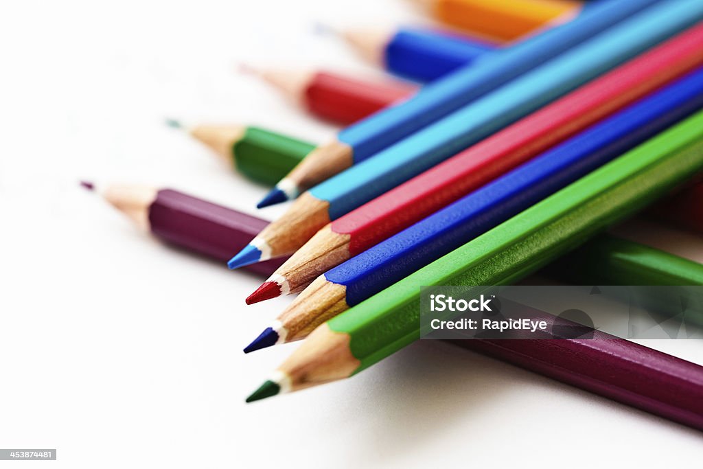 crayons de couleur crayon bottier en traversant log cabin sur blanc-style - Photo de Art libre de droits
