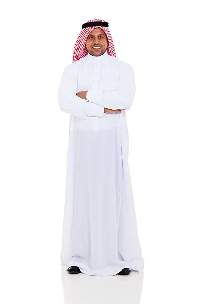 ritratto di lunghezza completa di uomo arabo - ghoutra foto e immagini stock