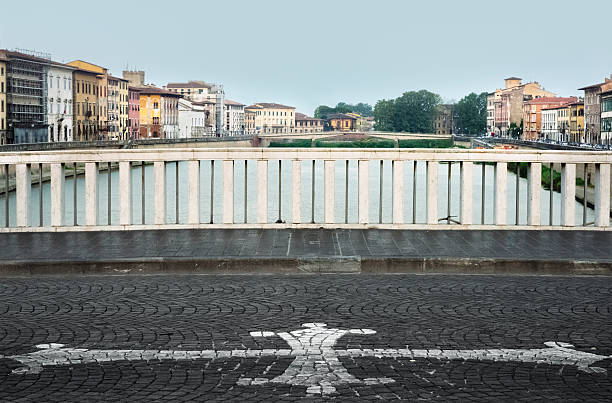 ピサ、ポンテ di メッツォからの街のシンボル - ponte di mezzo ストックフォトと画像