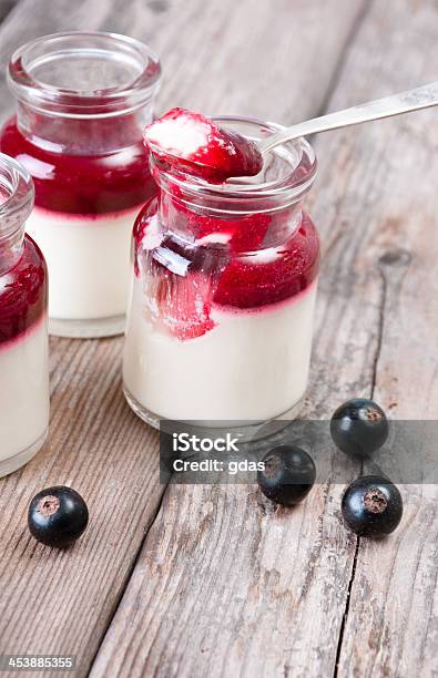 Panna Cotta Su Un Cucchiaio - Fotografie stock e altre immagini di Alimentazione sana - Alimentazione sana, Bianco, Cibo