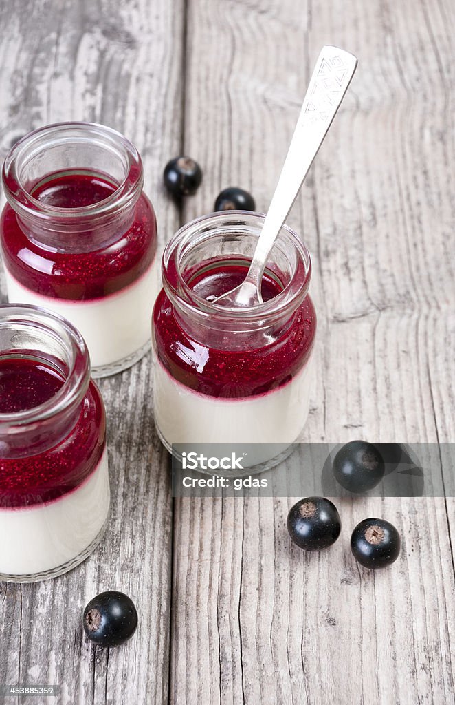 Panna cotta i czarne porzeczki - Zbiór zdjęć royalty-free (Panna Cotta)