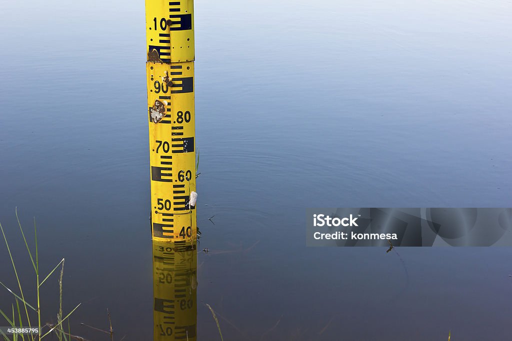 Medir el nivel de agua. - Foto de stock de Nivel de superficie libre de derechos