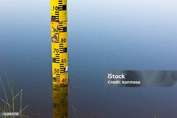 Medir El Nivel De Agua Foto de stock y más banco de imágenes de Nivel de superficie - Nivel de superficie, Profundo, Acero