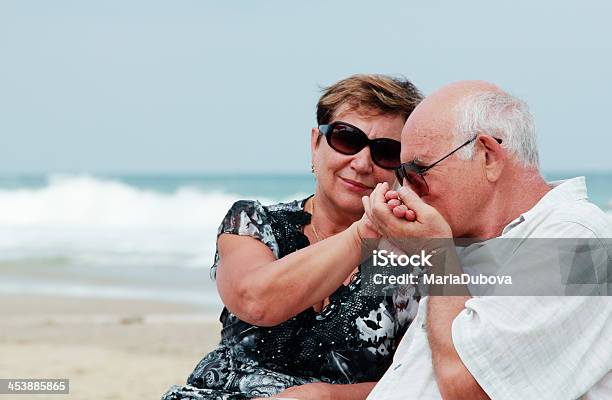 Foto de Retrato De Casal Feliz Sênior Estar Juntos Em Uma Praia e mais fotos de stock de Adulto