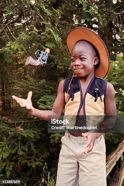 Photo libre de droit de Little Black Cowboy Garçons Jouant Avec Un Pistolet En Plastique banque d'images et plus d'images libres de droit de Pistolet en plastique