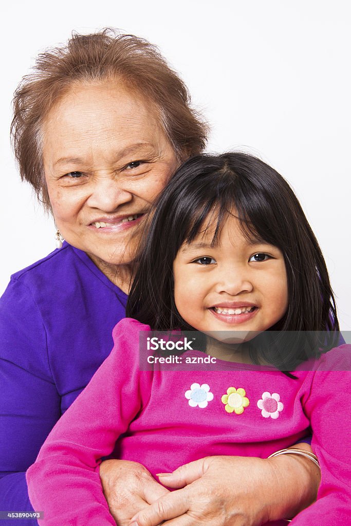 Jolie petite fille avec sa grand-mère philippin - Photo de 4-5 ans libre de droits