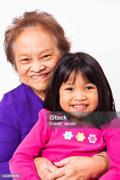 Photo libre de droit de Jolie Petite Fille Avec Sa Grandmère Philippin banque d'images et plus d'images libres de droit de 4-5 ans - 4-5 ans, Adulte, Adulte d'âge mûr