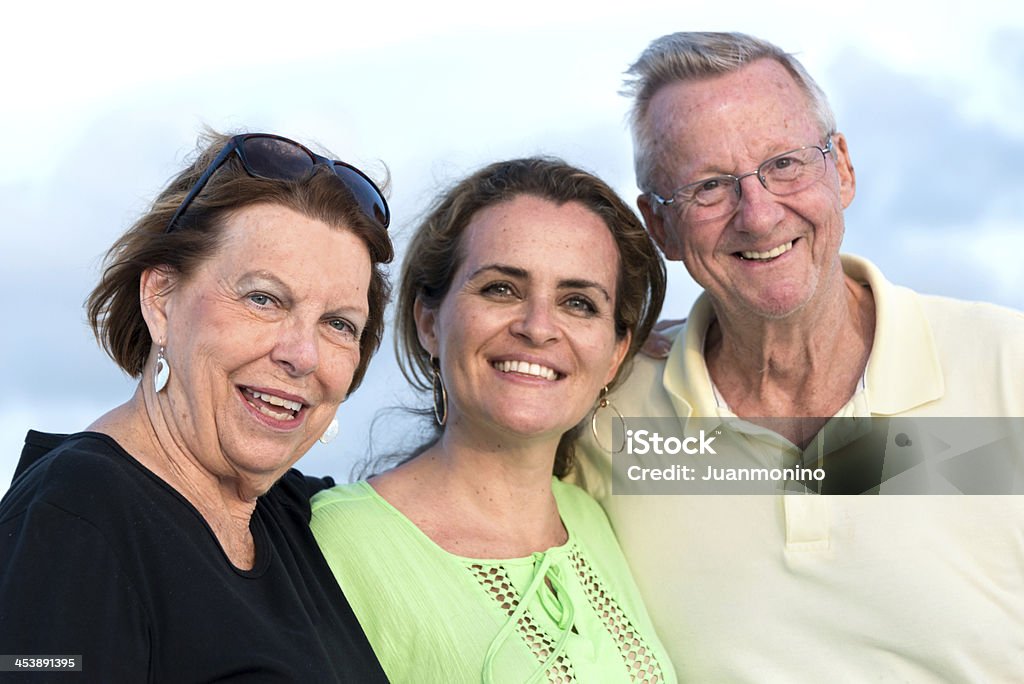 Senior pareja posando con su hija - Foto de stock de Familia libre de derechos