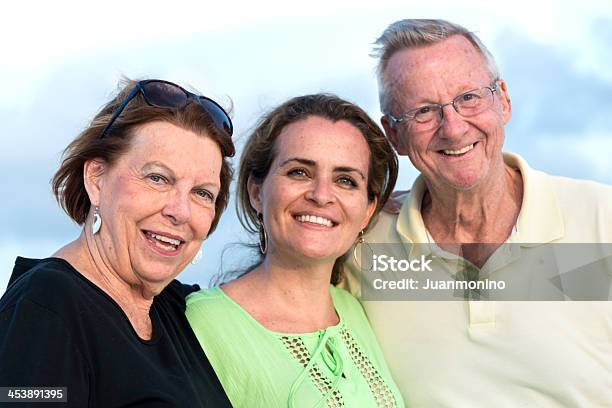 Senior Pareja Posando Con Su Hija Foto de stock y más banco de imágenes de Familia - Familia, Hombres mayores, Retrato