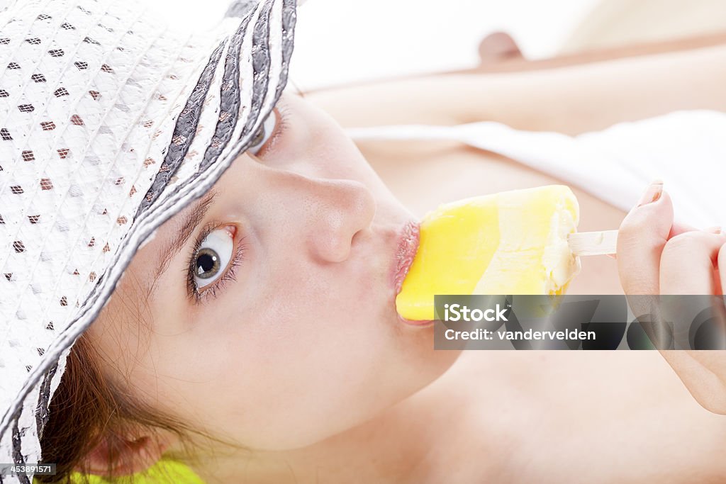 Chica en un sombrero de sol chupar su polo de - Foto de stock de 18-19 años libre de derechos