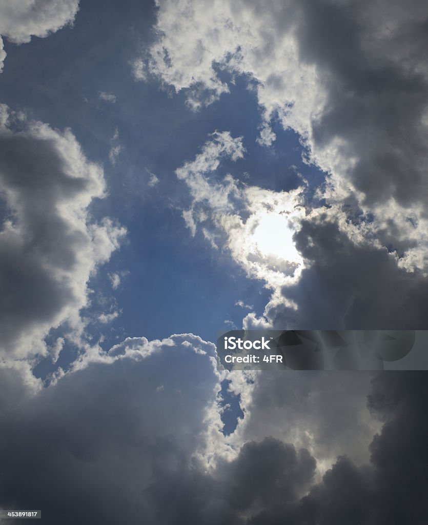 Battere il sole attraverso le nuvole scure - Foto stock royalty-free di Ambientazione esterna