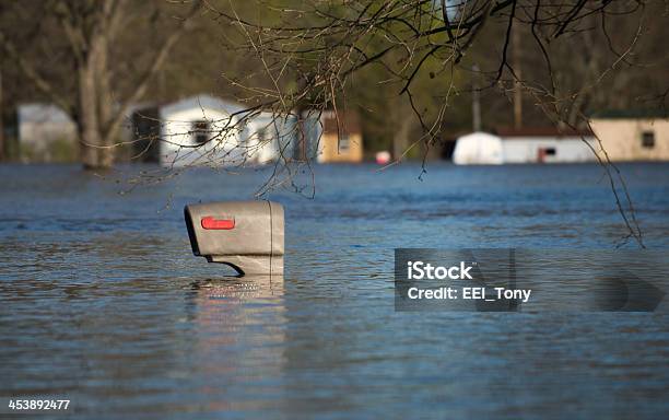 Photo libre de droit de Boîte Aux Lettres Dans Inondation De Leau banque d'images et plus d'images libres de droit de Accident et désastre - Accident et désastre, Boîte aux lettres, Catastrophe naturelle