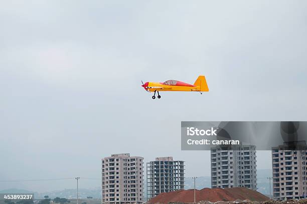 Foto de Modelo De Avião e mais fotos de stock de Acrobacia aérea - Acrobacia aérea, Amarelo, Asa de aeronave