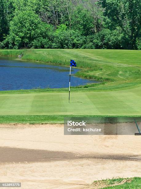 Piccolo Destinazione Sul Campo Da Golf - Fotografie stock e altre immagini di Acqua - Acqua, Acqua stagnante, Albero