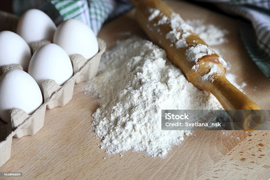 Huevos y harina - Foto de stock de Alimento libre de derechos