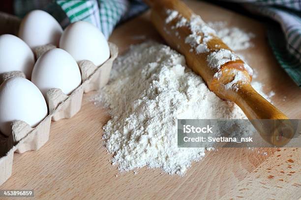 Huevos Y Harina Foto de stock y más banco de imágenes de Alimento - Alimento, Anticuado, Blanco - Color