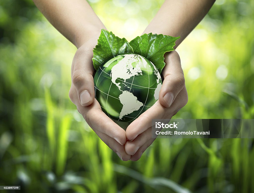 Hands holding globo de fondo con césped verde - Foto de stock de Globo terráqueo libre de derechos