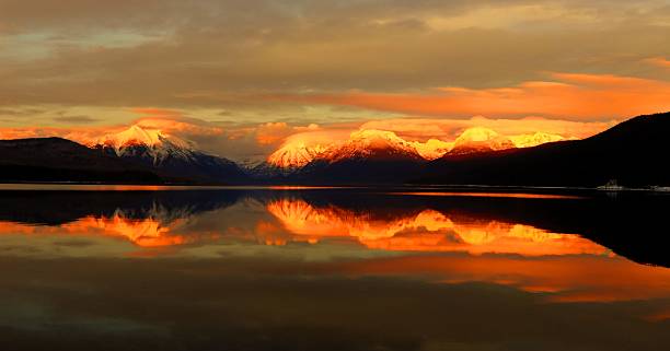 lago mcdonald - montana mountain mcdonald lake us glacier national park imagens e fotografias de stock
