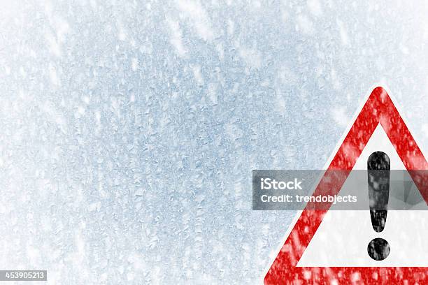 冬のゴルフ練習場ice カバーフロントガラスコピースペース付き - 警戒のストックフォトや画像を多数ご用意 - 警戒, 天気, 冬