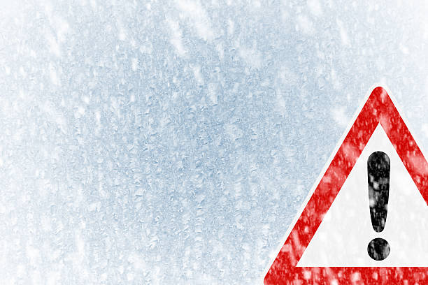 jazda zimą-lody pokryte przednia szyba z kopii przestrzeni - warning triangle triangle car warning sign zdjęcia i obrazy z banku zdjęć