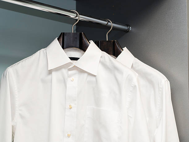 limpar camisas - shirt button down shirt hanger clothing - fotografias e filmes do acervo