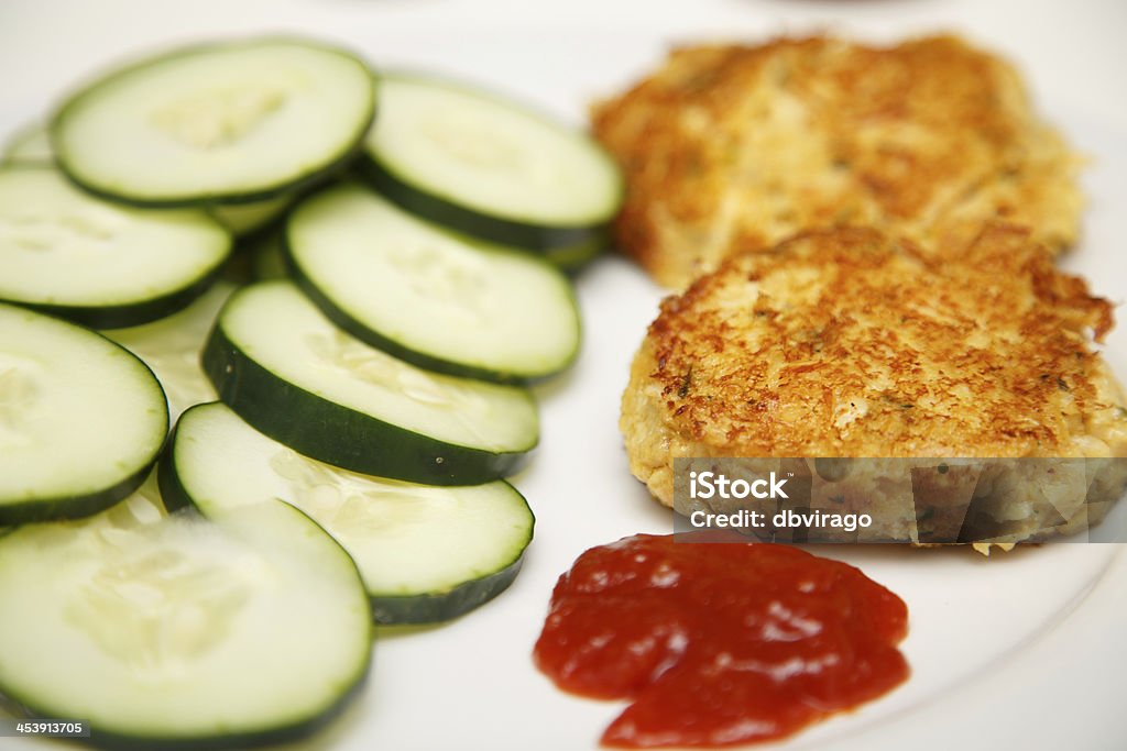 Krabbenküchlein mit Gurkenscheiben und Cocktail-Sauce - Lizenzfrei Abnehmen Stock-Foto