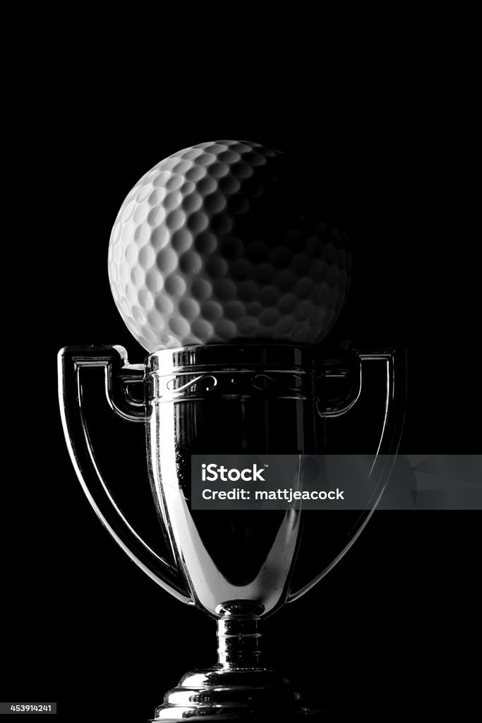 Troféu Bola de Golfe no lado iluminado Monotone Fotografia - Royalty-free Escuro Foto de stock