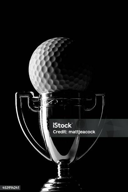 Troféu Bola De Golfe No Lado Iluminado Monotone Fotografia - Fotografias de stock e mais imagens de Escuro