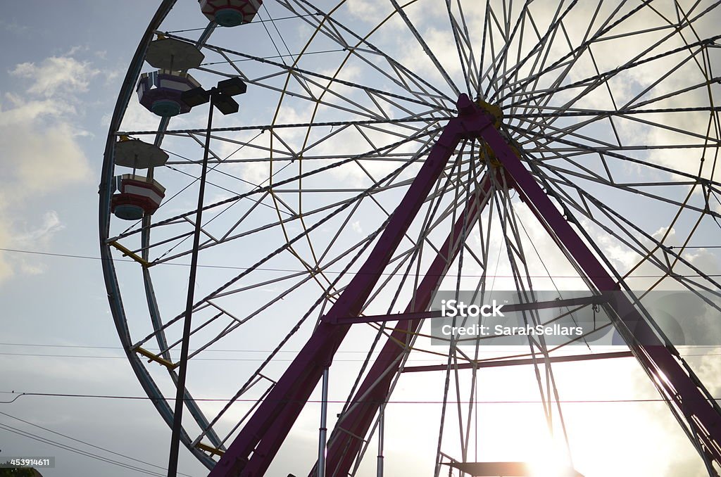 Ferris wheel durante el atardecer. - Foto de stock de Celebración - Ocasión especial libre de derechos