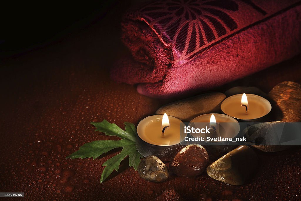 Asciugamano, aromatico candele spa e altri oggetti - Foto stock royalty-free di Ambientazione interna