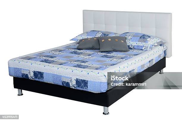 Cama Clipping Path Foto de stock y más banco de imágenes de Almohada - Almohada, Cama, Cama de matrimonio