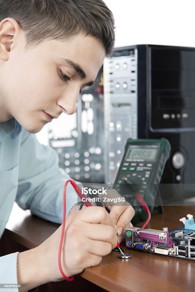 Técnico de reparação de hardware para computadores no laboratório - Royalty-free Adulto Foto de stock