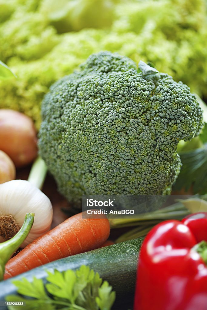 Verduras frescas con brécol in focus - Foto de stock de Agricultura libre de derechos