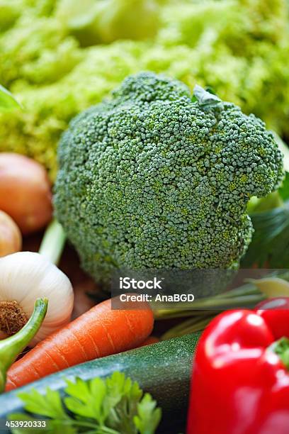 Verduras Frescas Con Brécol In Focus Foto de stock y más banco de imágenes de Agricultura - Agricultura, Ajo, Alimento