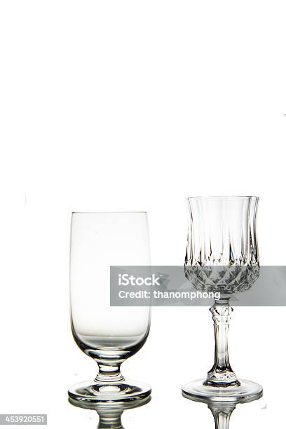 Photo libre de droit de Deux Verre Vin Vide Isolé Sur Fond Blanc banque d'images et plus d'images libres de droit de Deux objets - Deux objets, En verre, Fond blanc