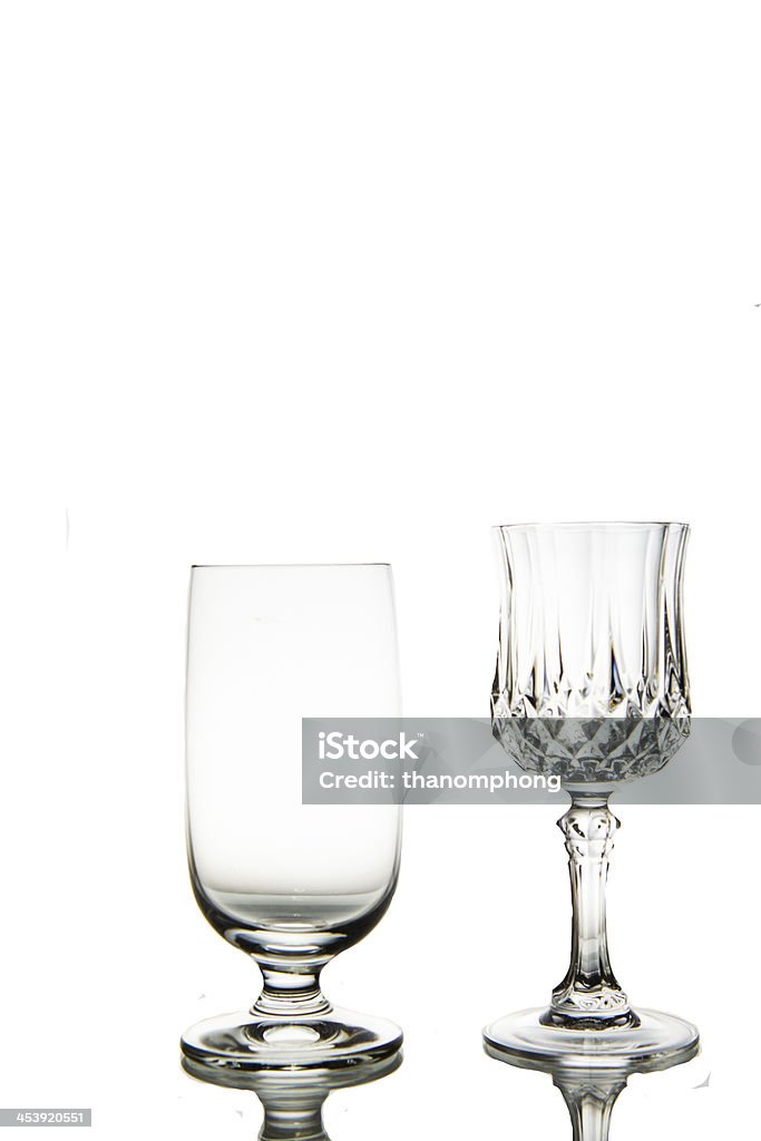 Dwa puste wino szkła odizolowany na białym tle. - Zbiór zdjęć royalty-free (Bez ludzi)
