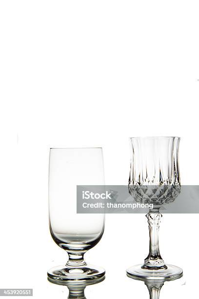 Dwa Puste Wino Szkła Odizolowany Na Białym Tle - zdjęcia stockowe i więcej obrazów Bez ludzi - Bez ludzi, Białe tło, Dwa przedmioty