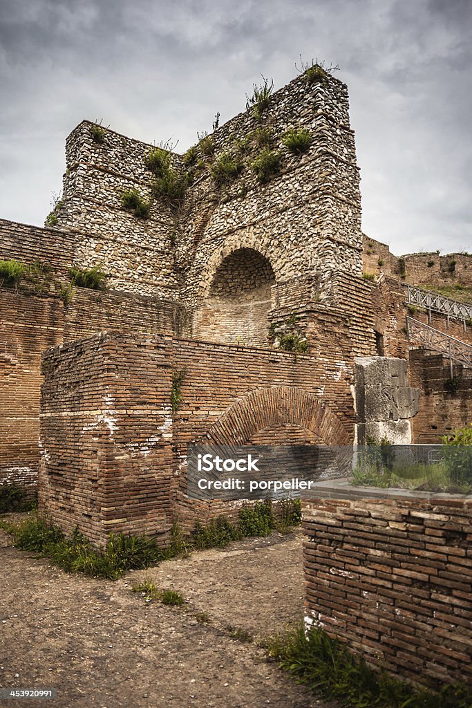Ruinas romanas - Foto de stock de Anfiteatro libre de derechos