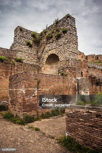 Ruinas Romanas Foto de stock y más banco de imágenes de Anfiteatro - Anfiteatro, Benevento, Aire libre